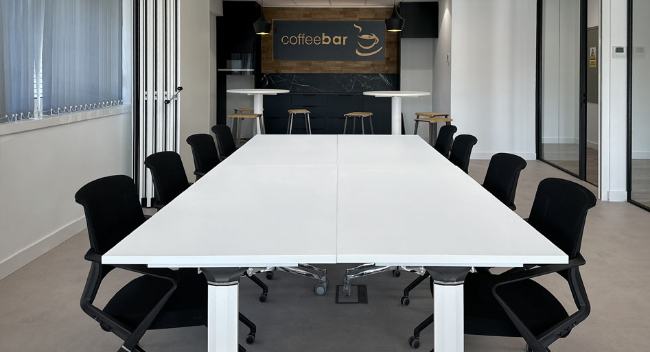 Installations avec tables TRAM, ROL et STAR et chaises WEEKLY et KOOK detalle:2