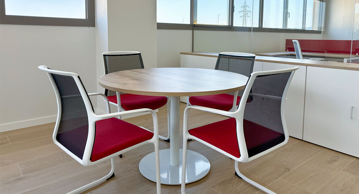 Instal·lacions amb taules STAR i ECO i cadires BOLD, SHIFT i HOWDY. detalle:8