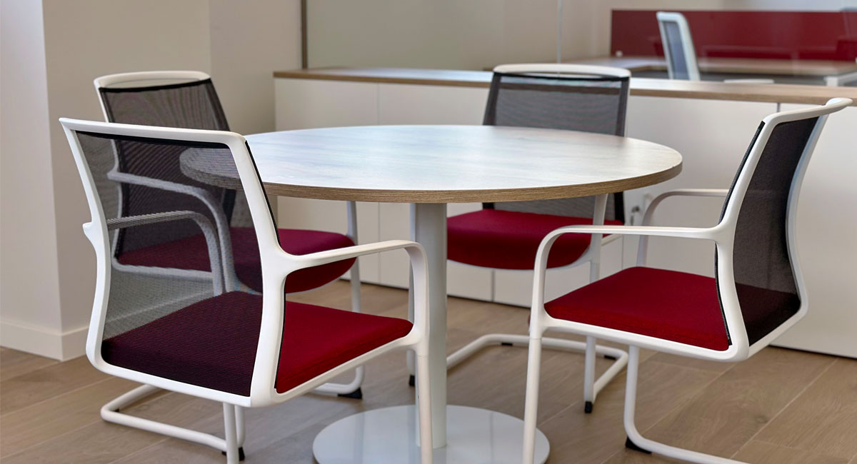 Instal·lacions amb taules STAR i ECO i cadires BOLD, SHIFT i HOWDY. detalle:9